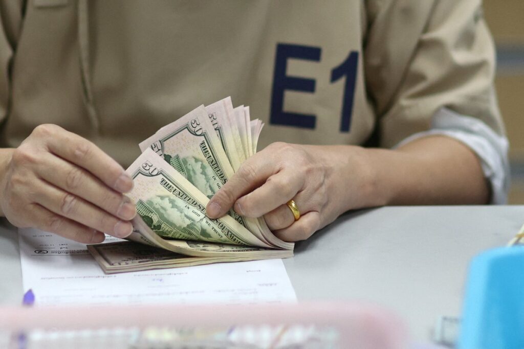Gráfico do dólar em alta no Brasil com foco nas decisões de juros do Fed e Copom e impacto no mercado financeiro