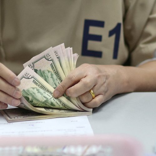 Gráfico do dólar em alta no Brasil com foco nas decisões de juros do Fed e Copom e impacto no mercado financeiro