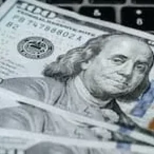 dólar hoje em queda após corte da Selic e influência do cenário externo